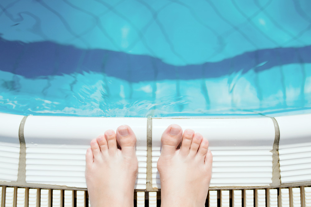 piedi a bordo piscina