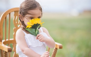 bambina annusa un fiore